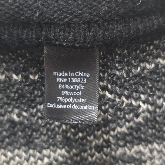 Southwestern Aztec Open Front Poncho with Pockets - Picture 3 of 10